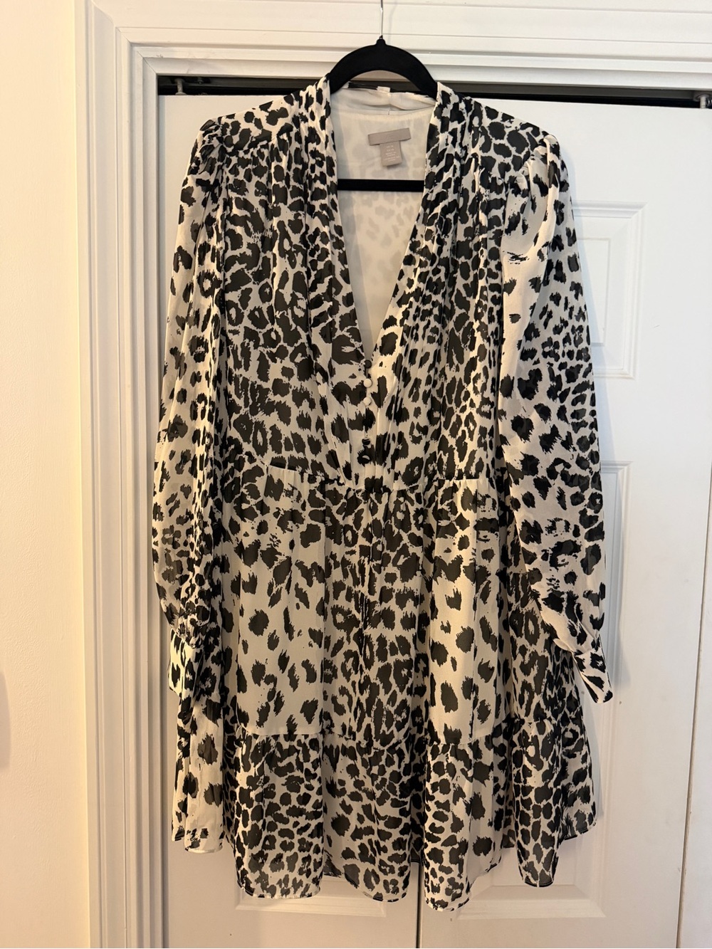 H&M Leopard Print V-Neck Tiered Dress in Black & White